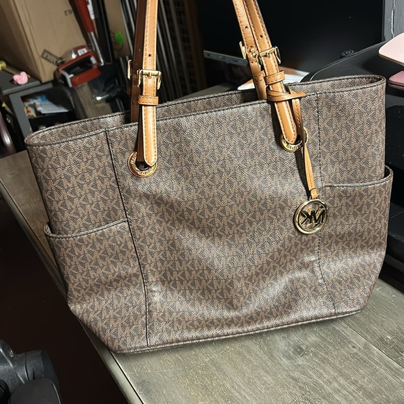 Michael Kors Jet Set Signature Tote Large 3 large sections. - Picture 2 of 6